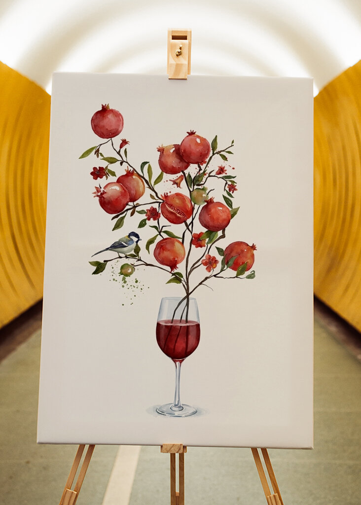 Granátové jablko ve sklenici vína