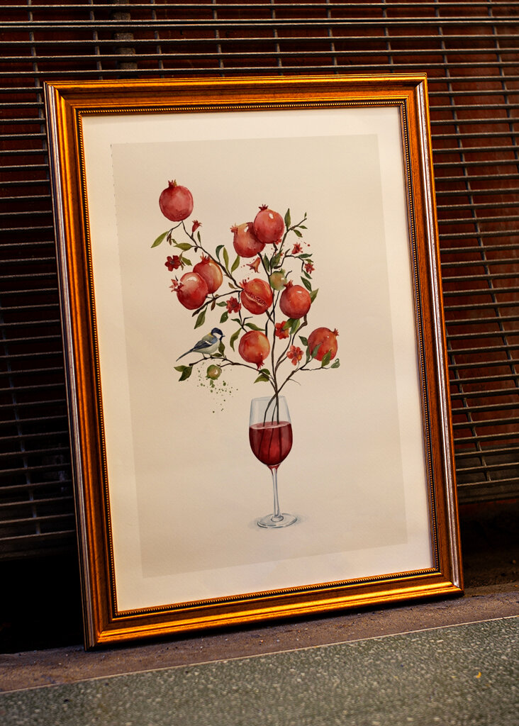 Granátové jablko ve sklenici vína