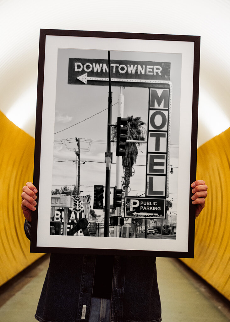 Letrero de motel en el centro de la ciudad