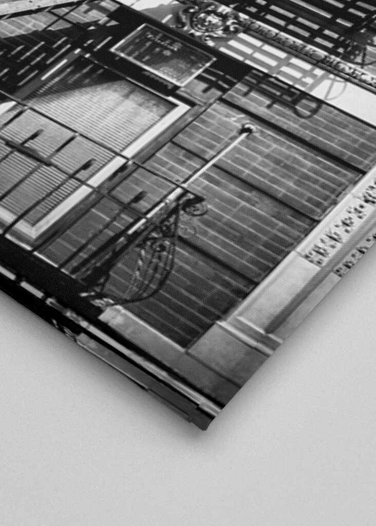 Schwarze Streifen Fassade