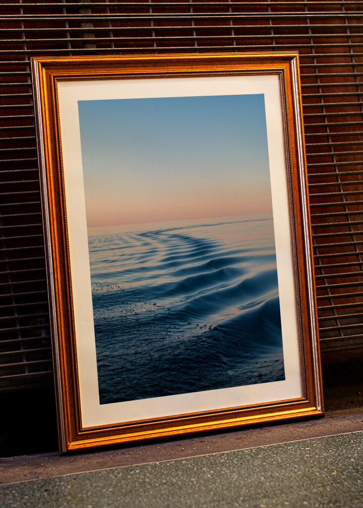 Rosa solnedgång med vågor 