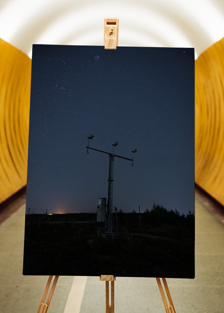 Noční obloha nad letištěm