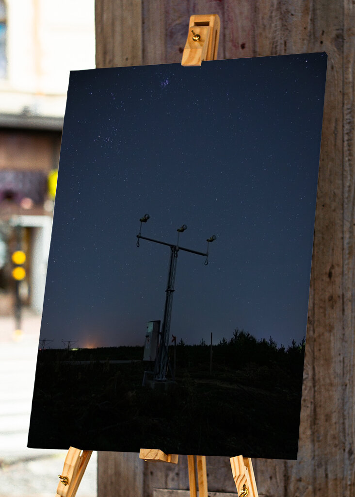 Noční obloha nad letištěm