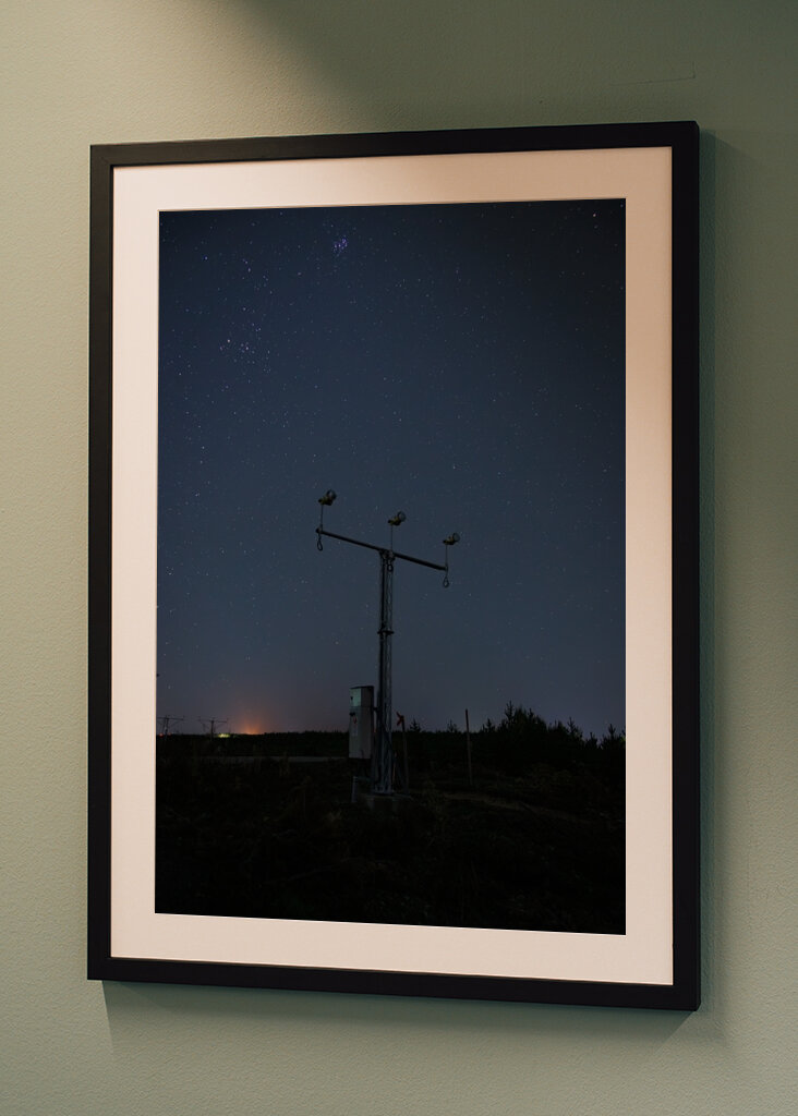 Noční obloha nad letištěm