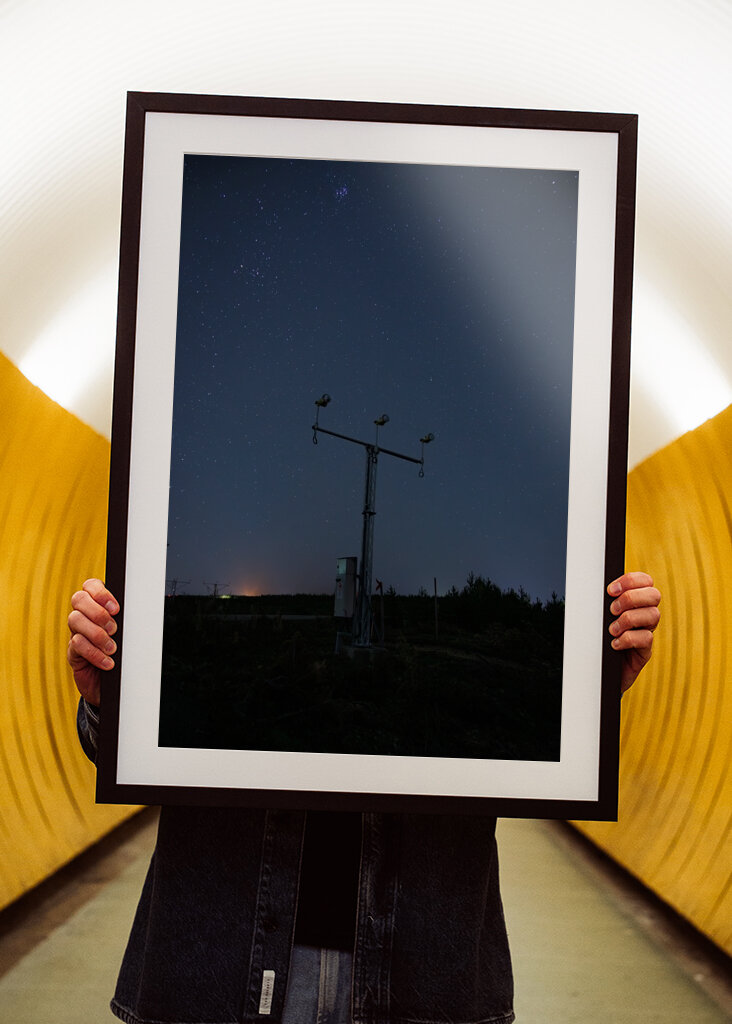 Noční obloha nad letištěm