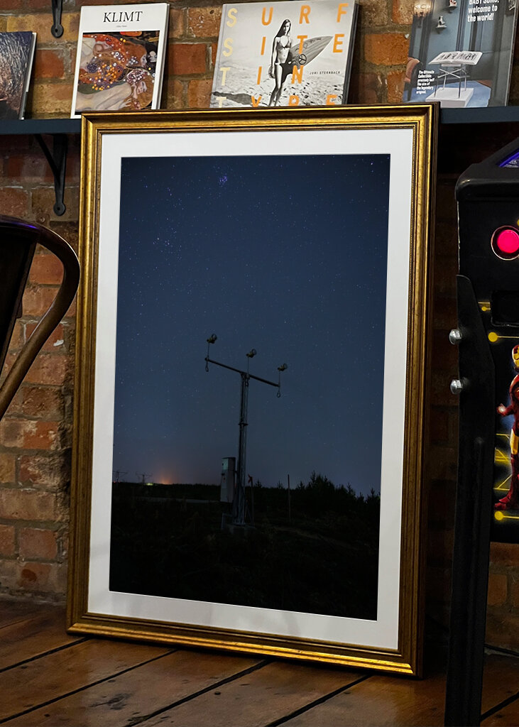 Noční obloha nad letištěm