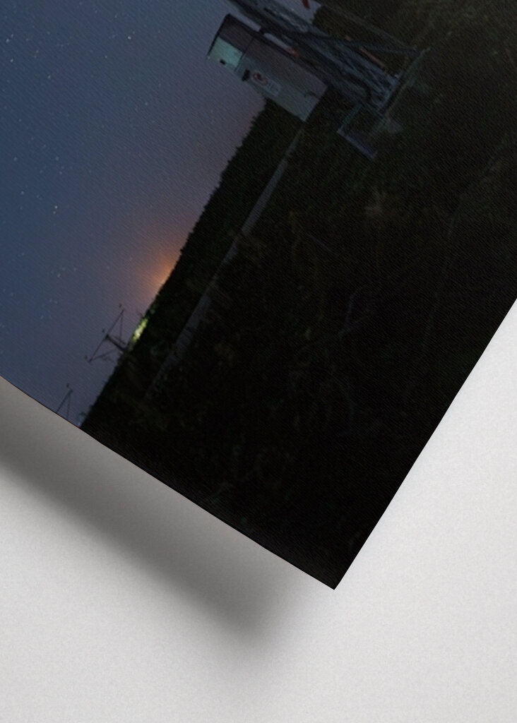 Noční obloha nad letištěm