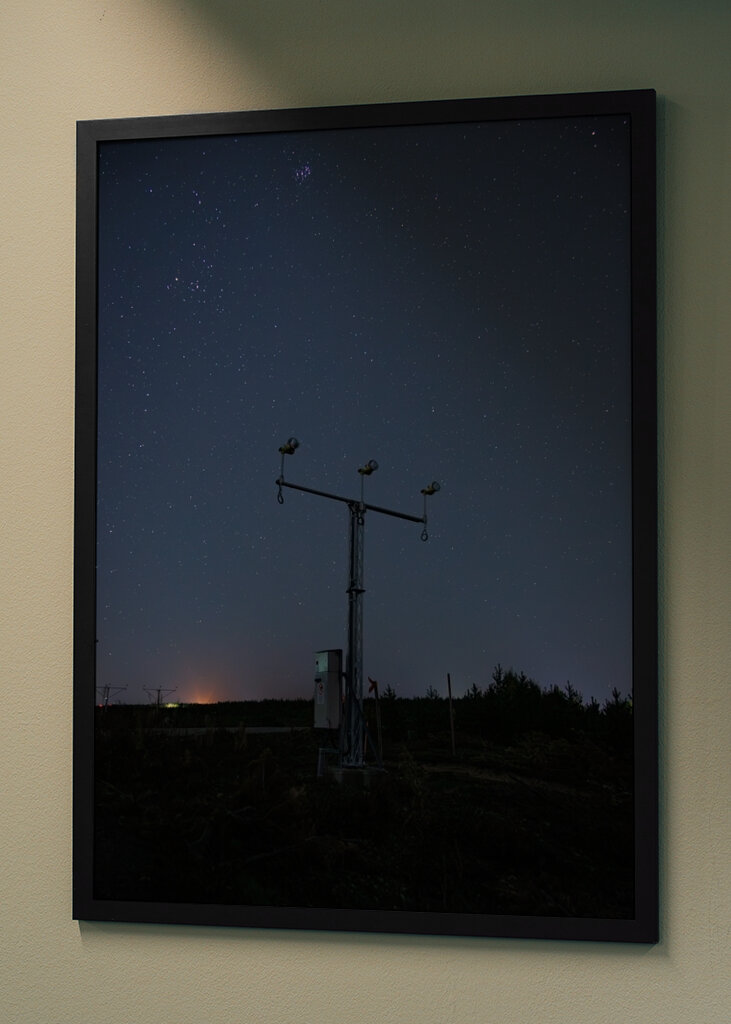 Noční obloha nad letištěm