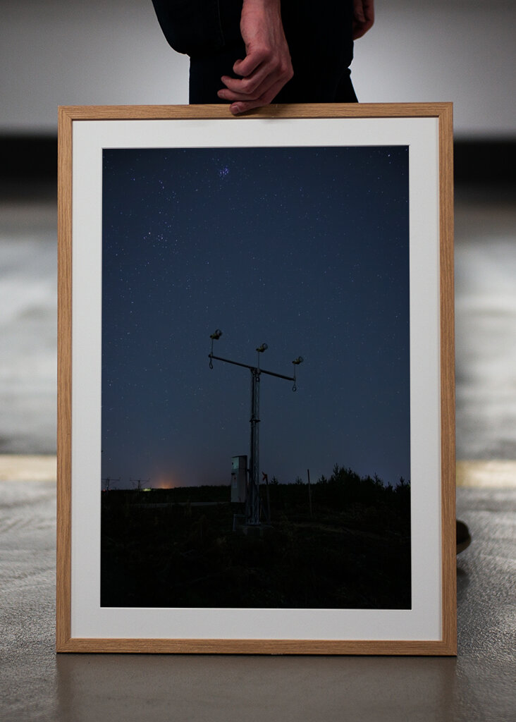 Noční obloha nad letištěm