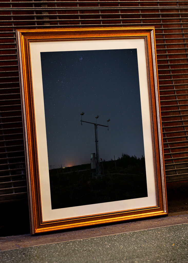 Noční obloha nad letištěm