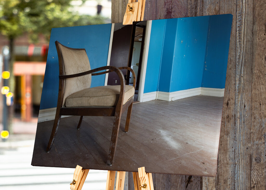 La chaise et le mur bleu