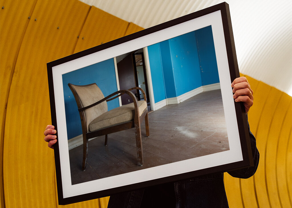 La chaise et le mur bleu