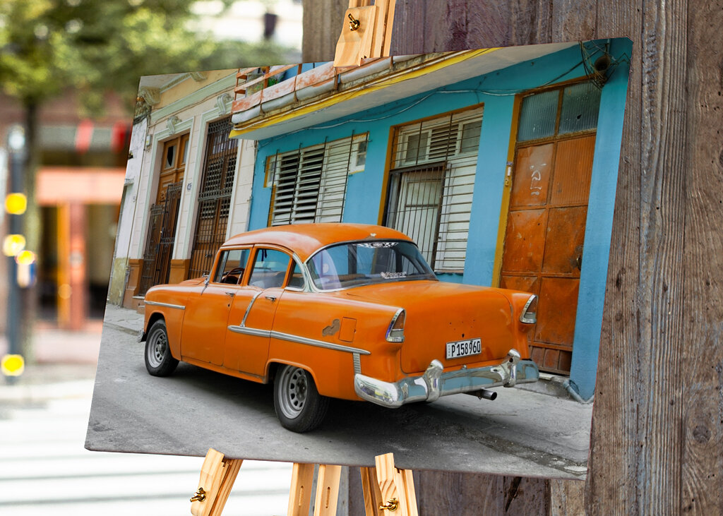 Vecchia auto arancione cubana