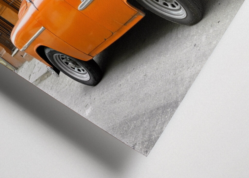 Vecchia auto arancione cubana