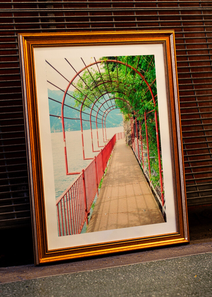 Röd pergola på Comosjön