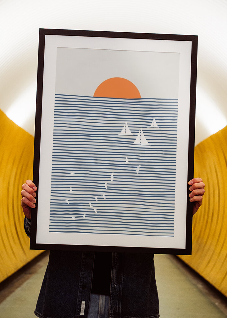 Vela serena ao pôr do sol