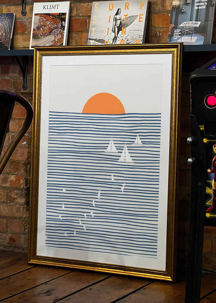 Vela serena ao pôr do sol