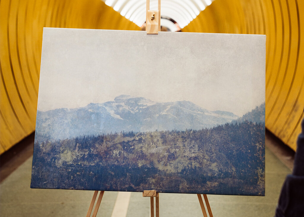 Mistig uitzicht op de bergen
