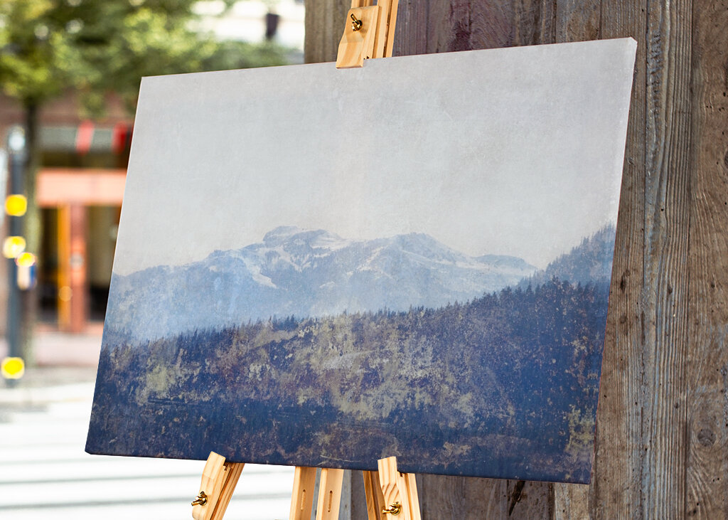 Mistig uitzicht op de bergen