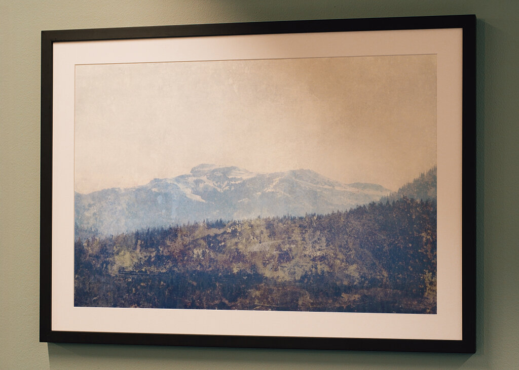 Mistig uitzicht op de bergen