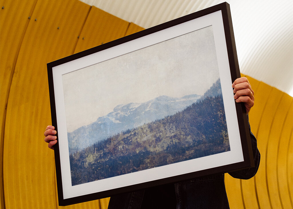 Mistig uitzicht op de bergen