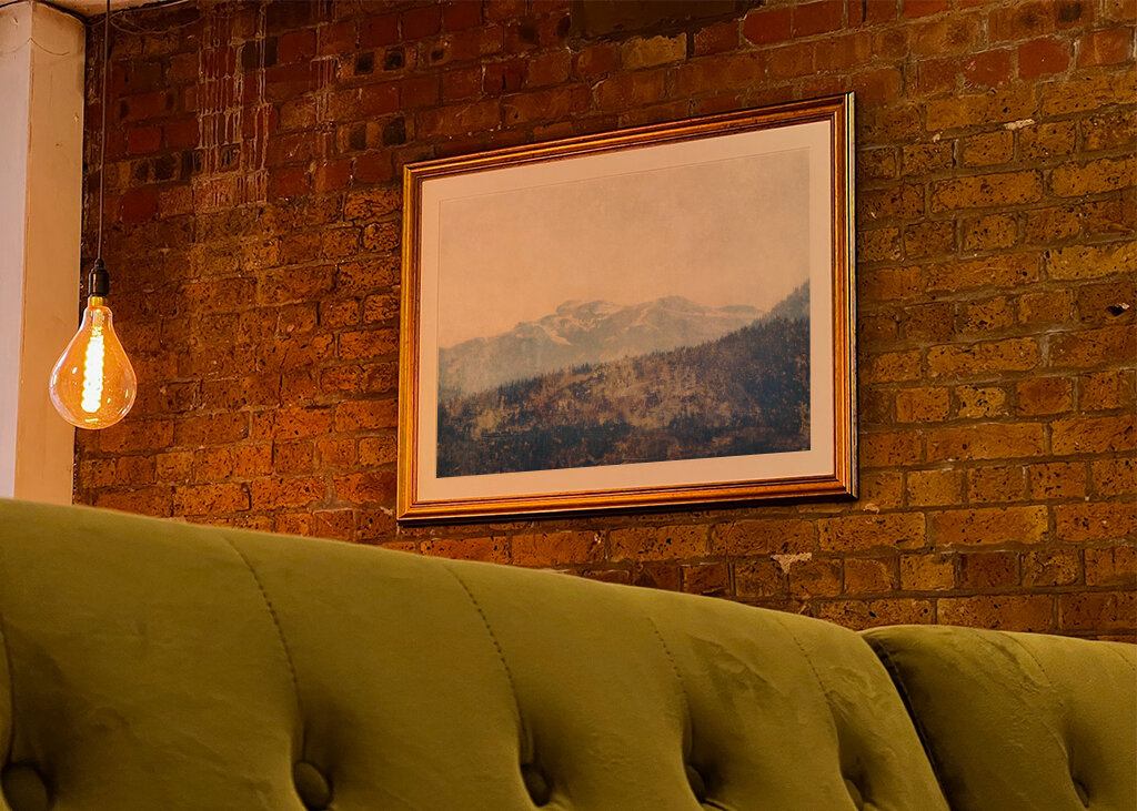 Mistig uitzicht op de bergen