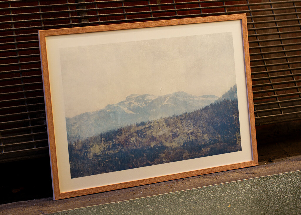 Mistig uitzicht op de bergen