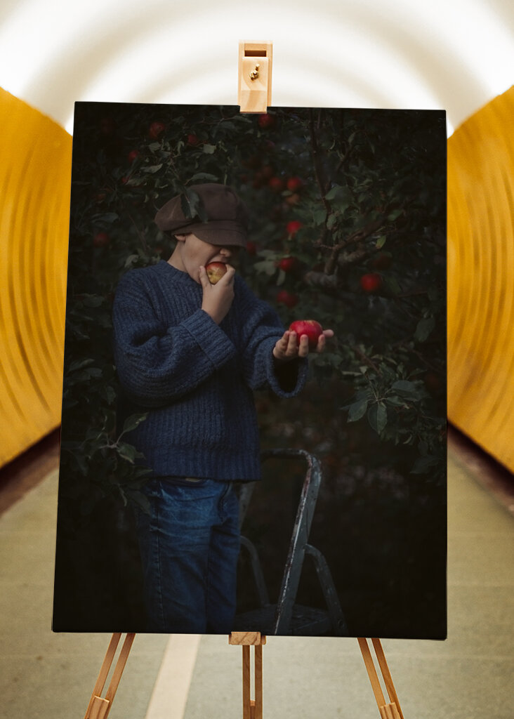 Chłopiec z jabłkiem