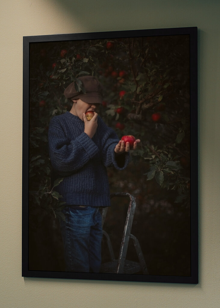 Chłopiec z jabłkiem