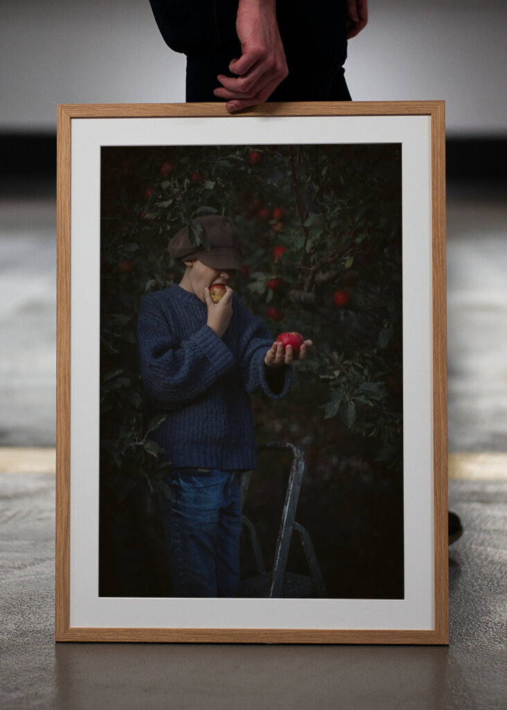 Chłopiec z jabłkiem