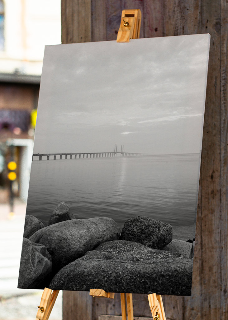 Přes most černá a bílá