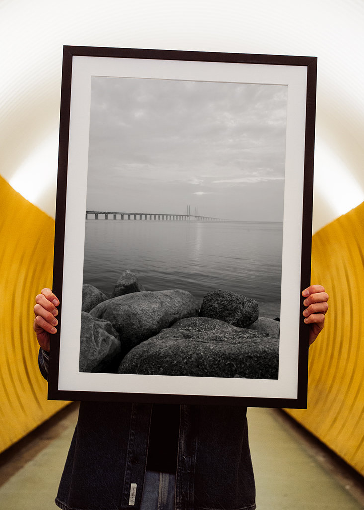 Přes most černá a bílá