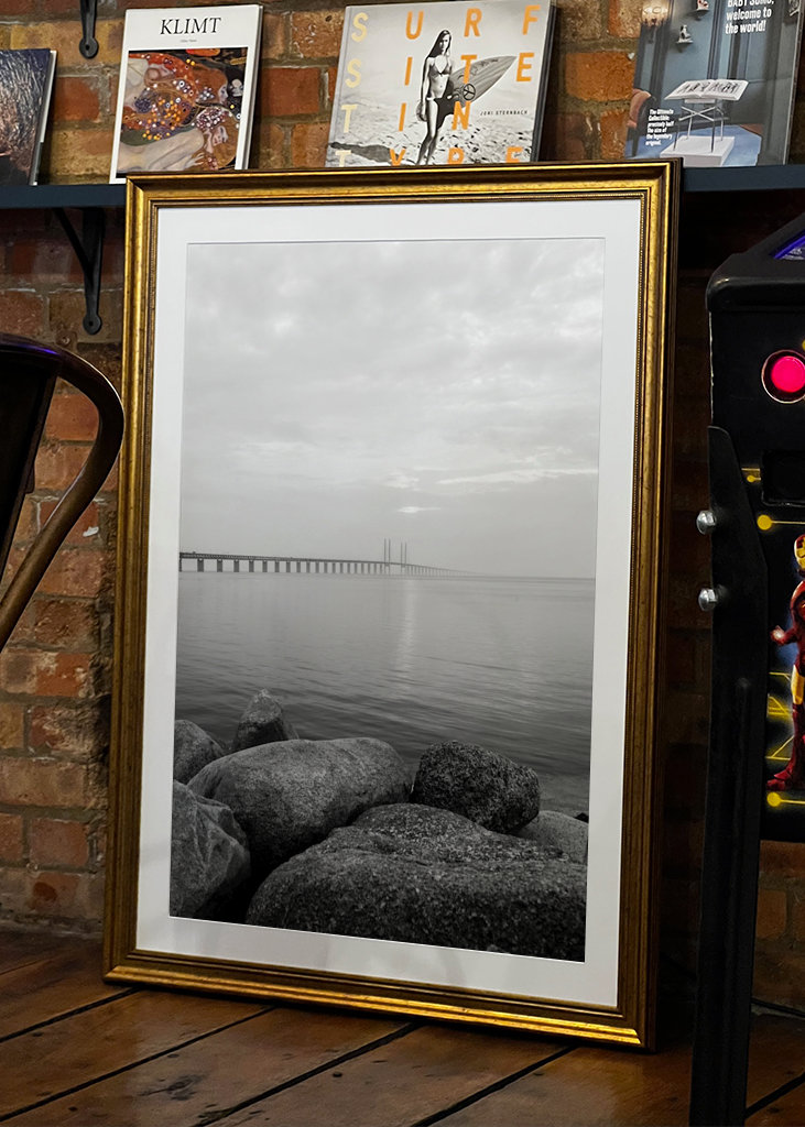 Přes most černá a bílá