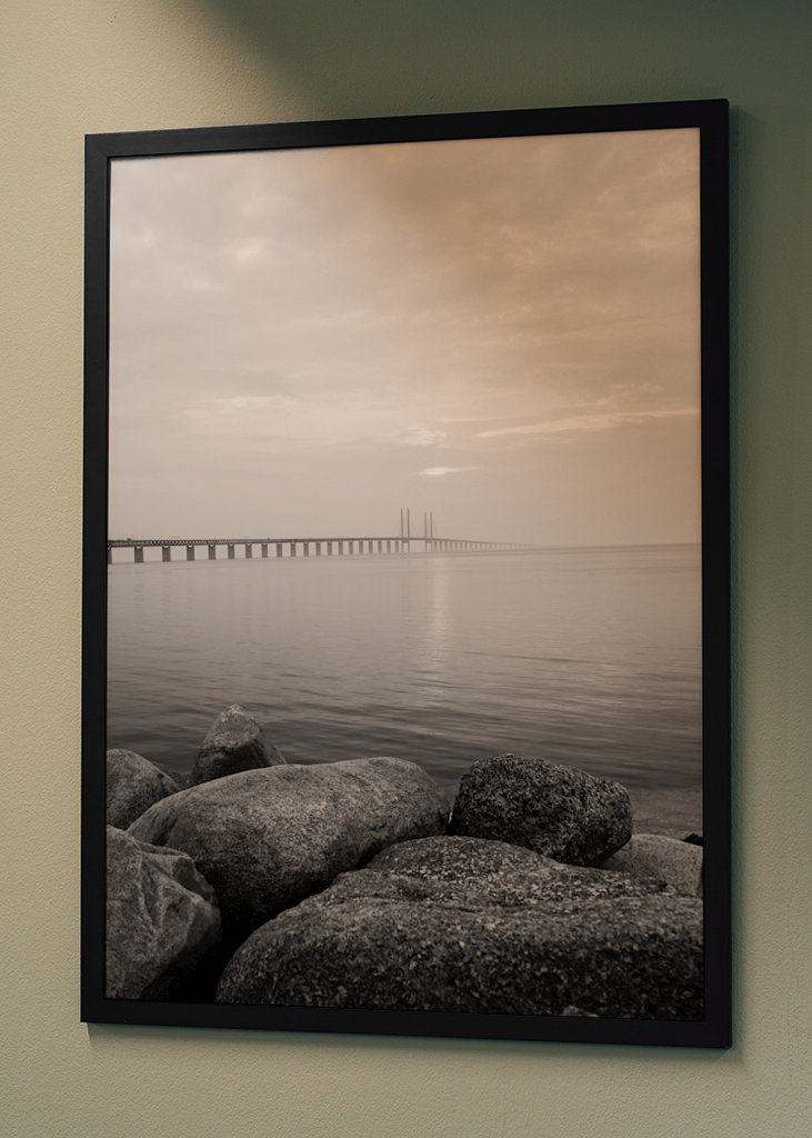 Přes most černá a bílá