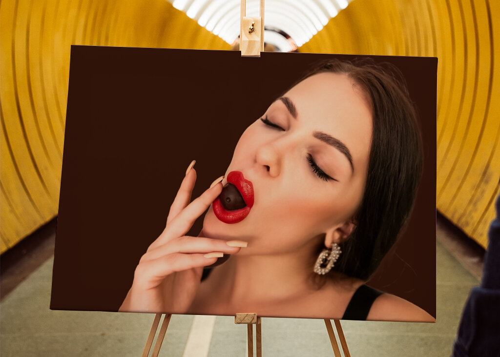 Ragazza che si gode il cioccolato