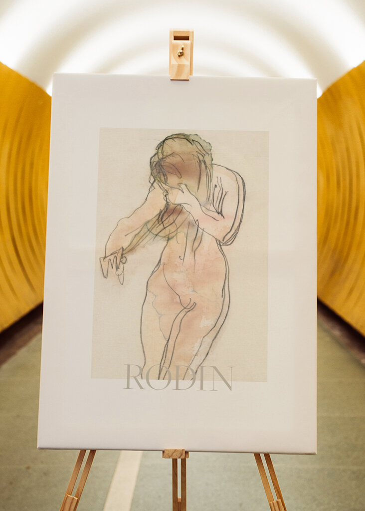 Står och kammar håret.