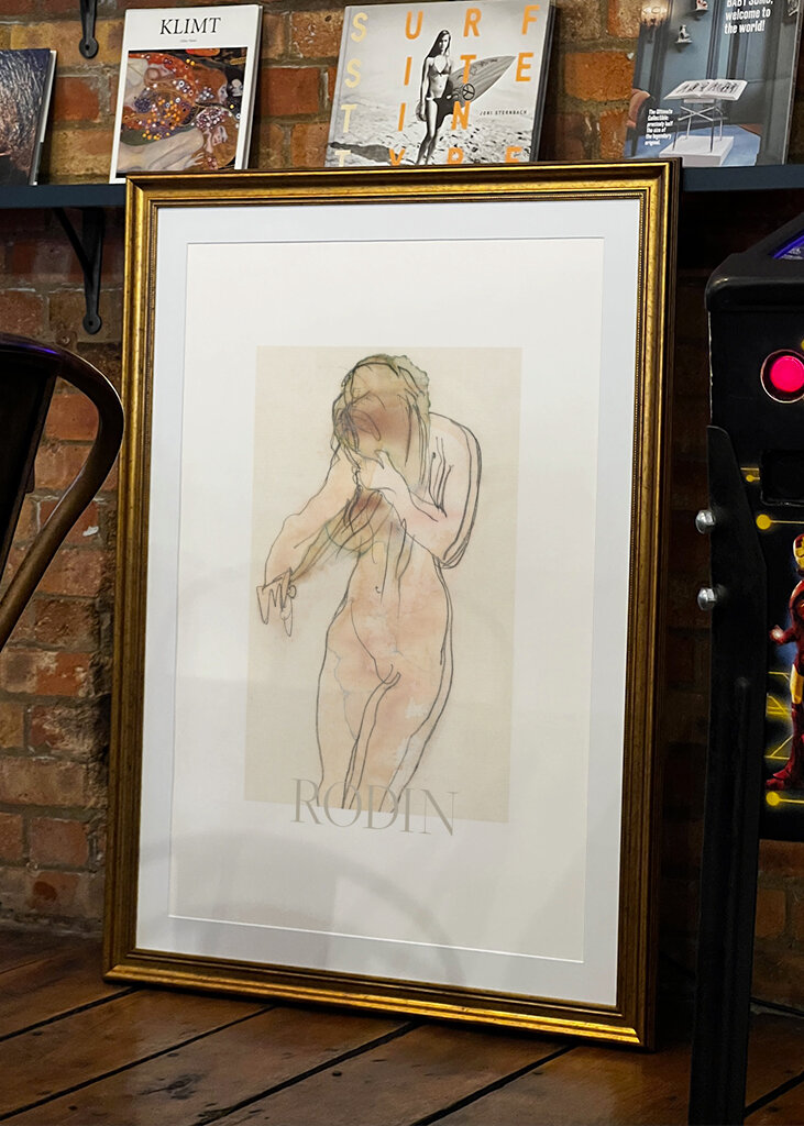 Står och kammar håret.