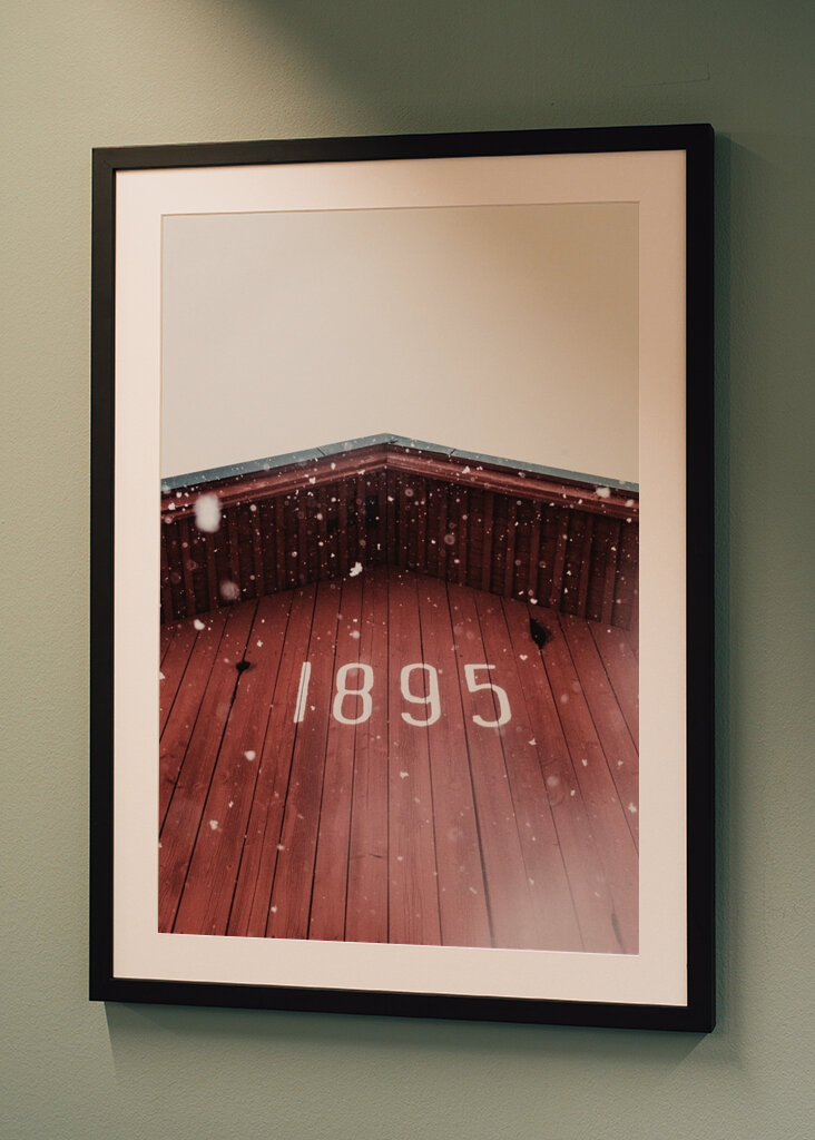 Snöflingor på röd lada