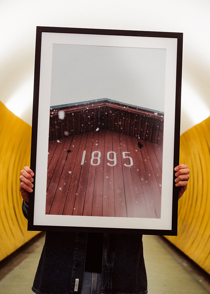 Snöflingor på röd lada