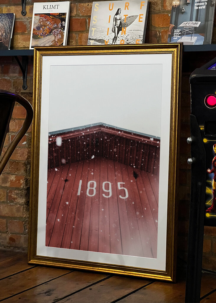 Snöflingor på röd lada