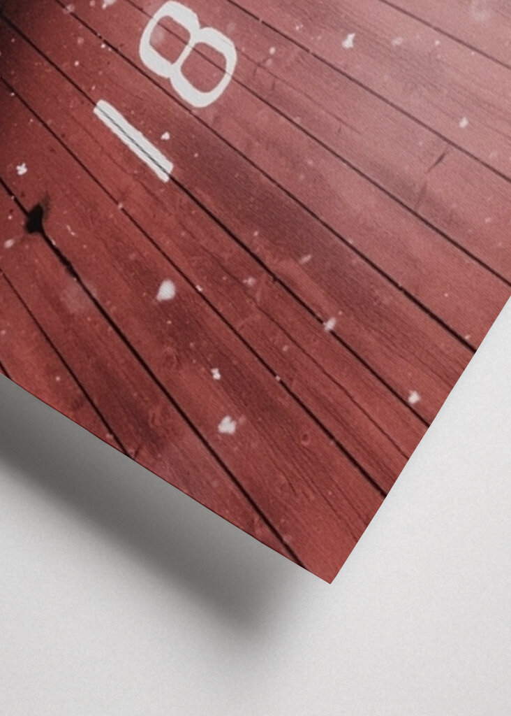 Snöflingor på röd lada