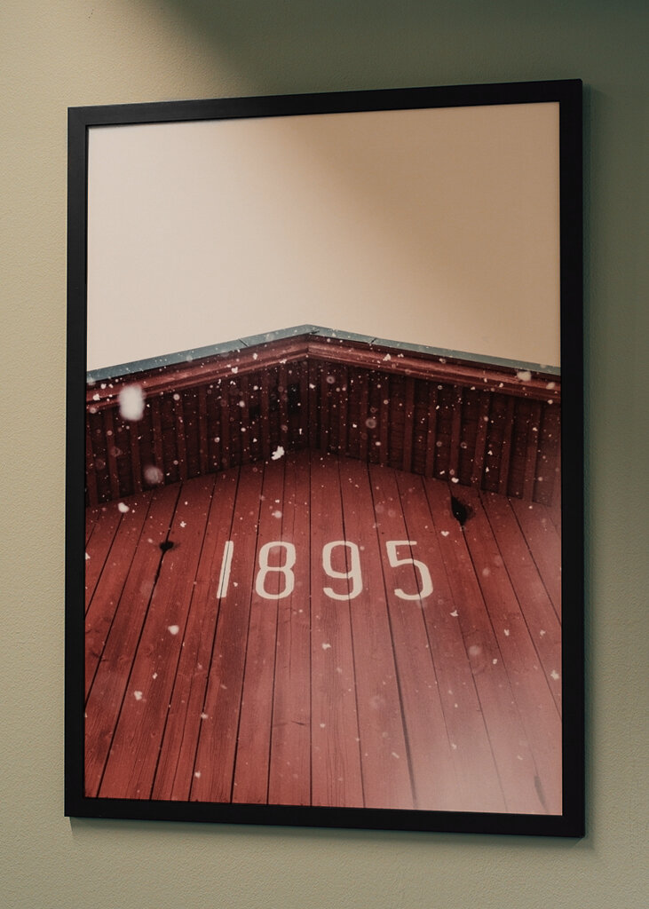 Snöflingor på röd lada