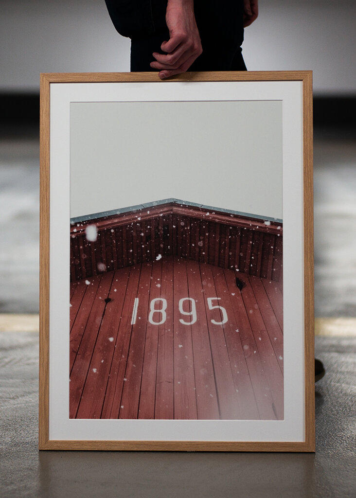 Snöflingor på röd lada