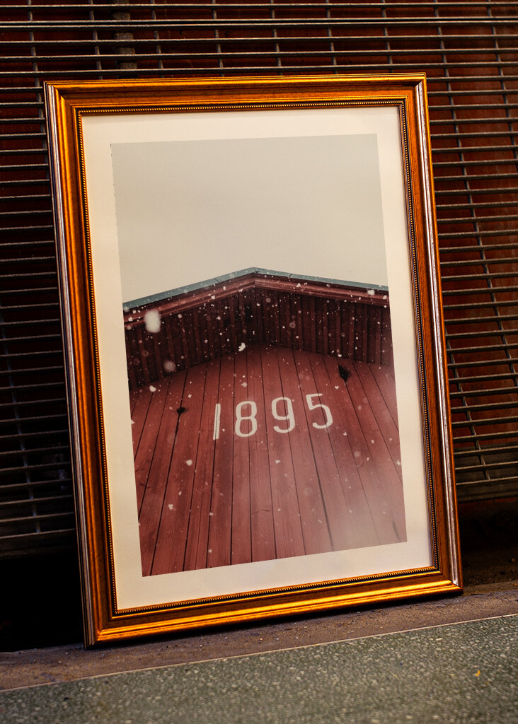 Snöflingor på röd lada