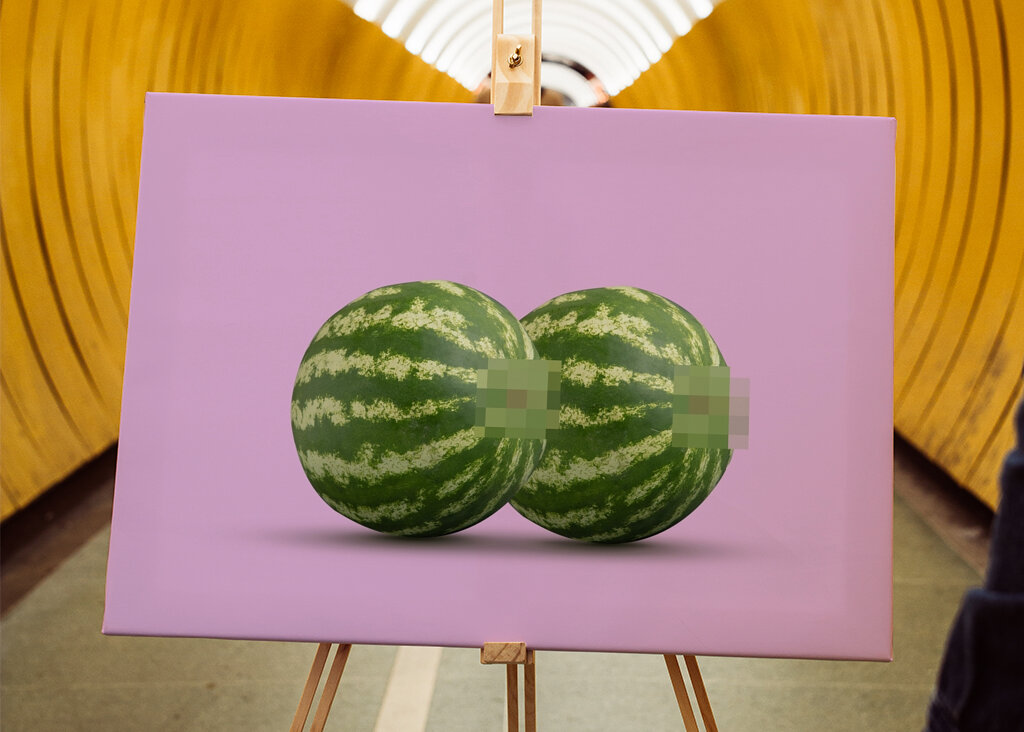  Zwei Wassermelonen als Brüste