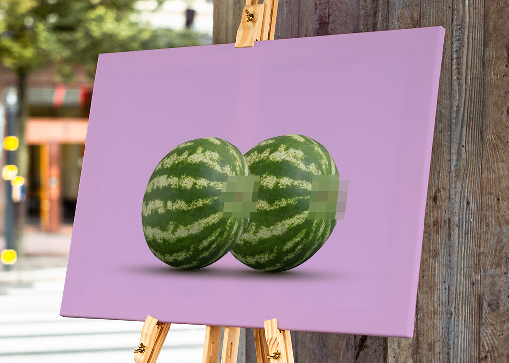  Zwei Wassermelonen als Brüste