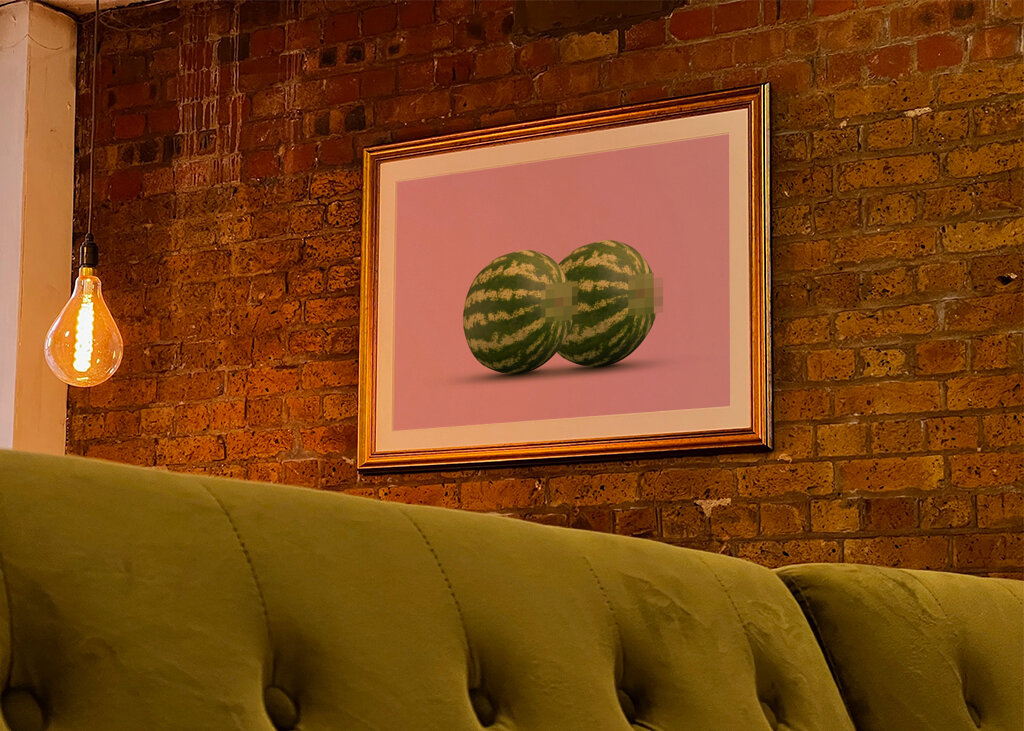  Zwei Wassermelonen als Brüste