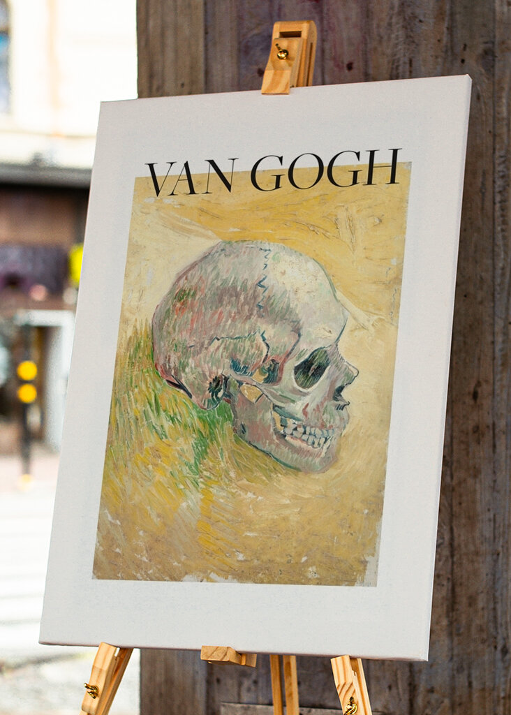 Calavera sobre lienzo amarillo