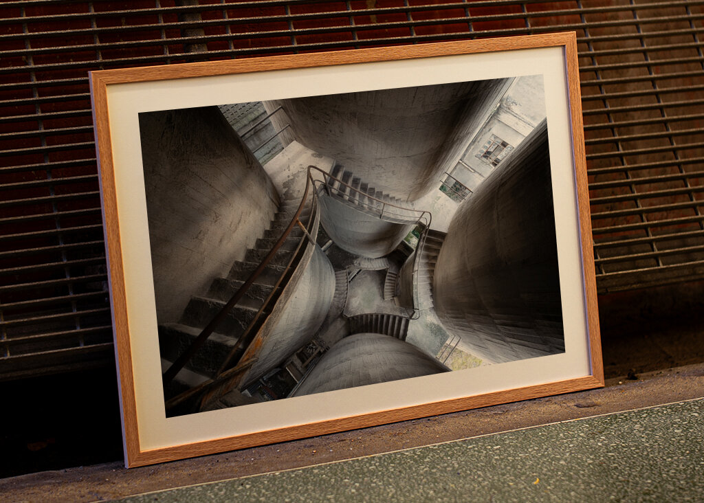 Zakřivené betonové bludiště