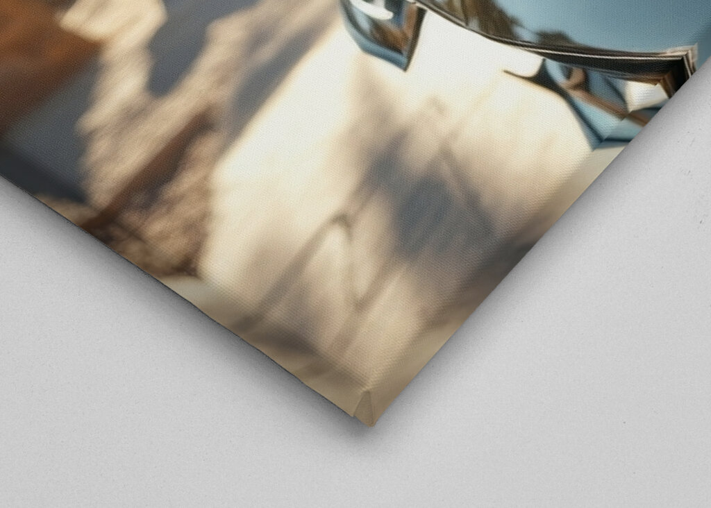 Kutya pihen a szuper autó motorháztetőjén